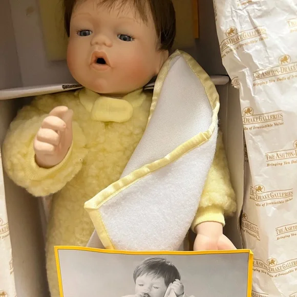 Charming Ashton-Drake porcelain doll. “Mommy I’m Sleepy” - Picture 2 of 7